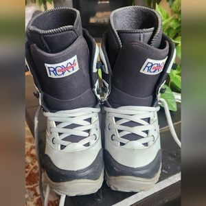 Roxy women's Snowboard boots